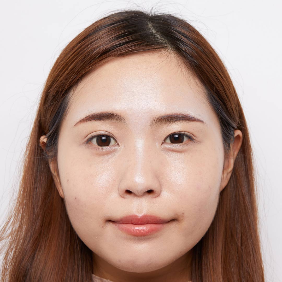 ファンデーションの上にNUDY WHITEカラーを重ねた写真